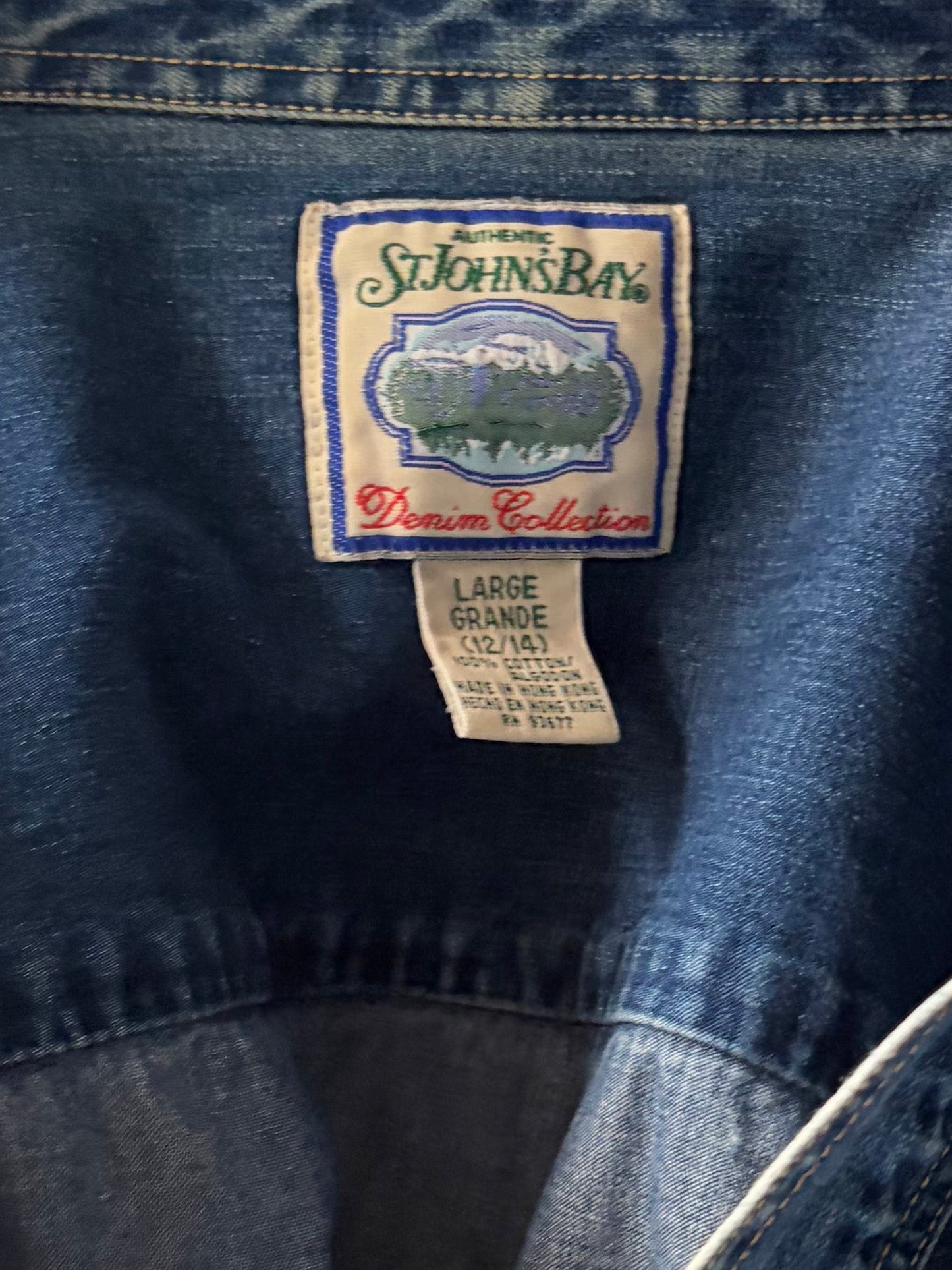 90s 'St. John's Bay' Blue Denim Minimalist Buttons Up Shirt / 1990s Classic Workwear Jean Shirt / Large