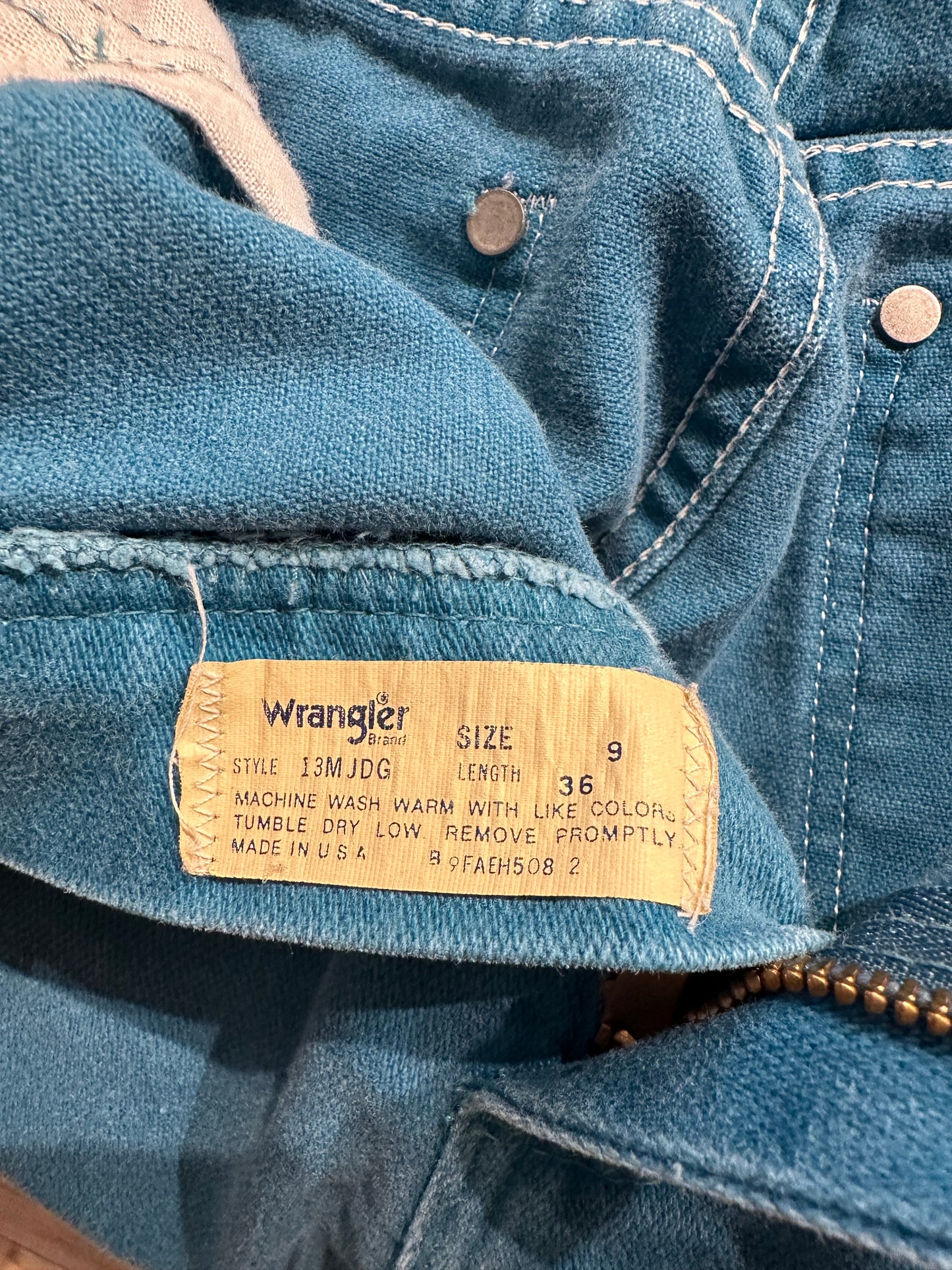 90s ‘Wrangler’ High Waisted Teal Blue Jeans / Made in USA / Waist 26"