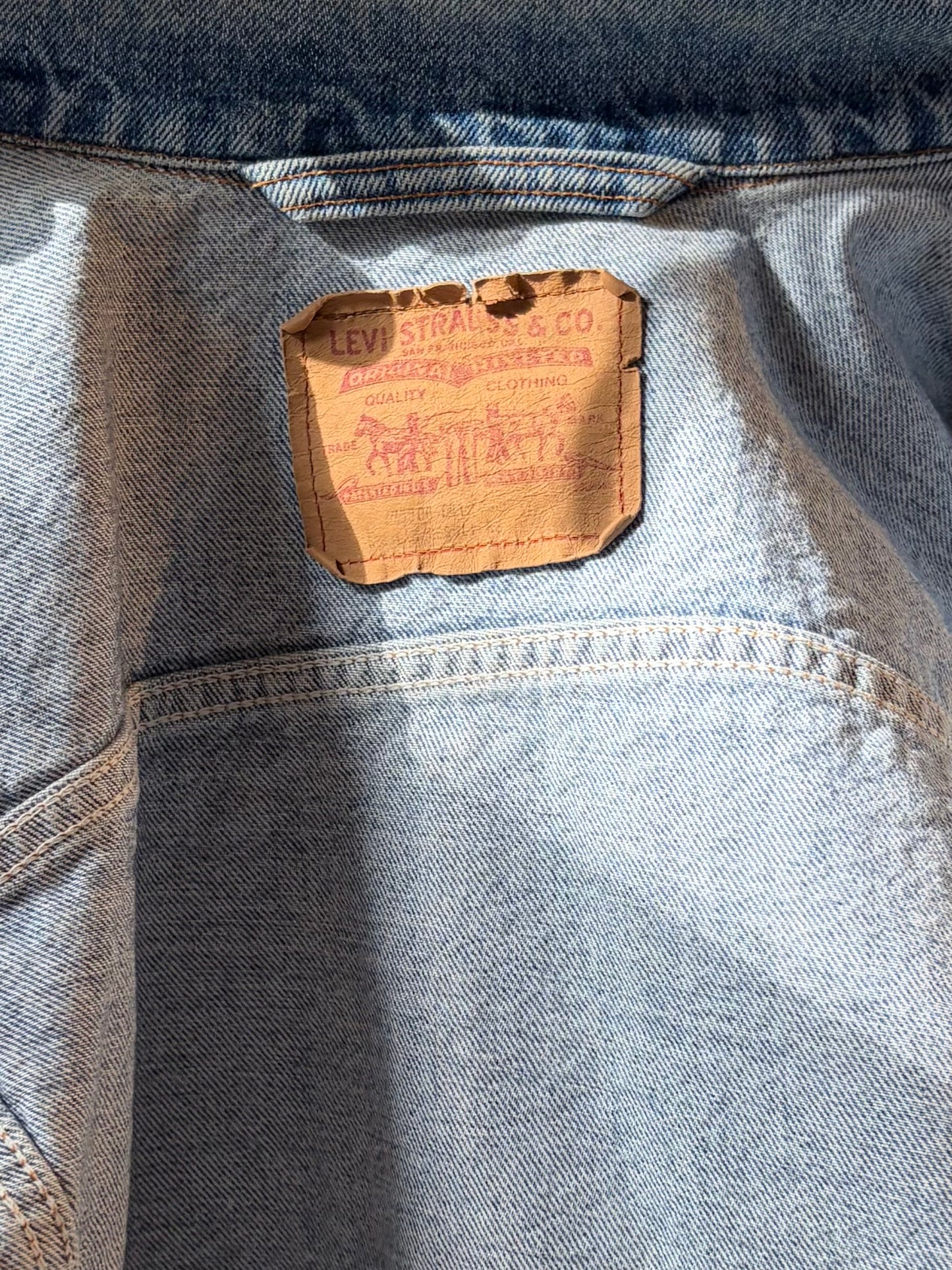 90s 'Levi’s' Medium Wash Denim Jacket / Large