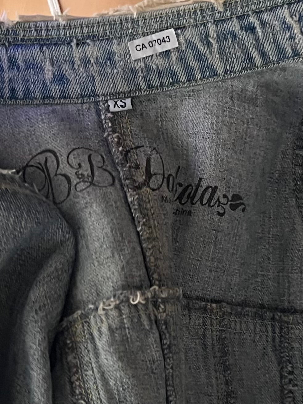 Y2k 'BB Dakota' Denim Edgy Grunge Cropped Fitted Contrast Stitch Moto Biker 2000s Streetwear Jean Jacket / XSmall