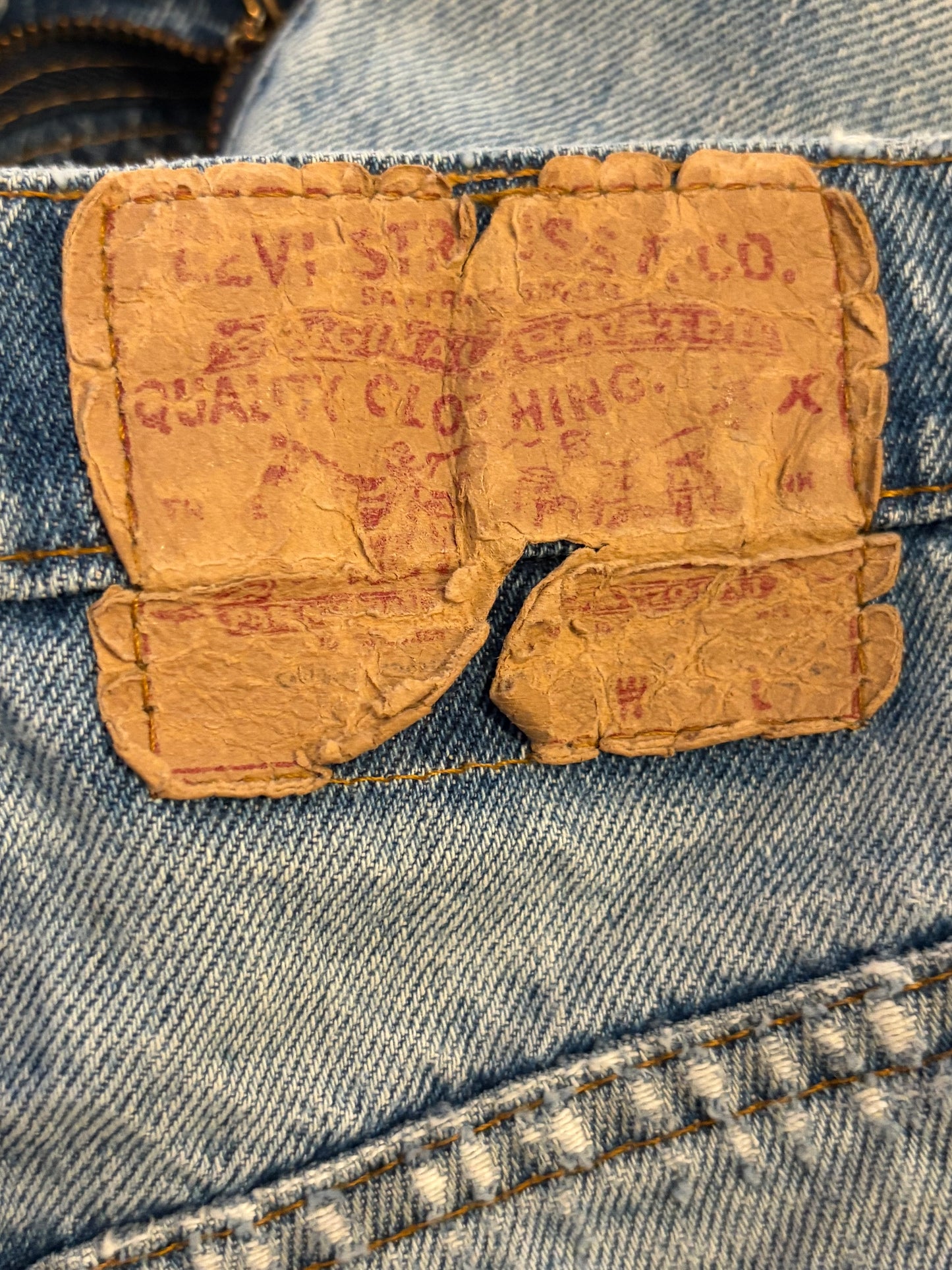 90s 'Levis' 505 Thrashed Jeans / 32