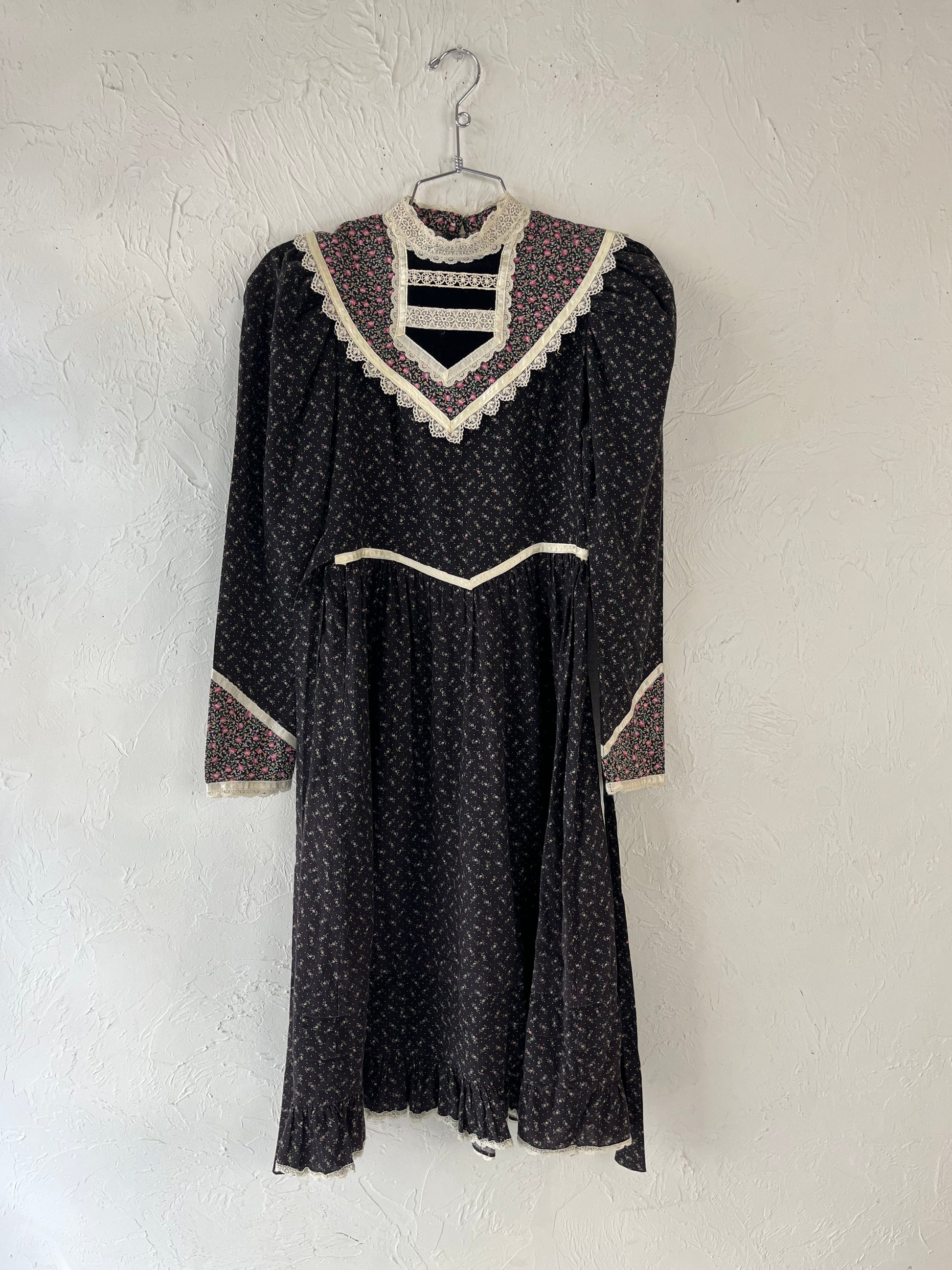 70’s ‘Gunne Sax’ Black Floral Long Sleeve Kids Dress / 7