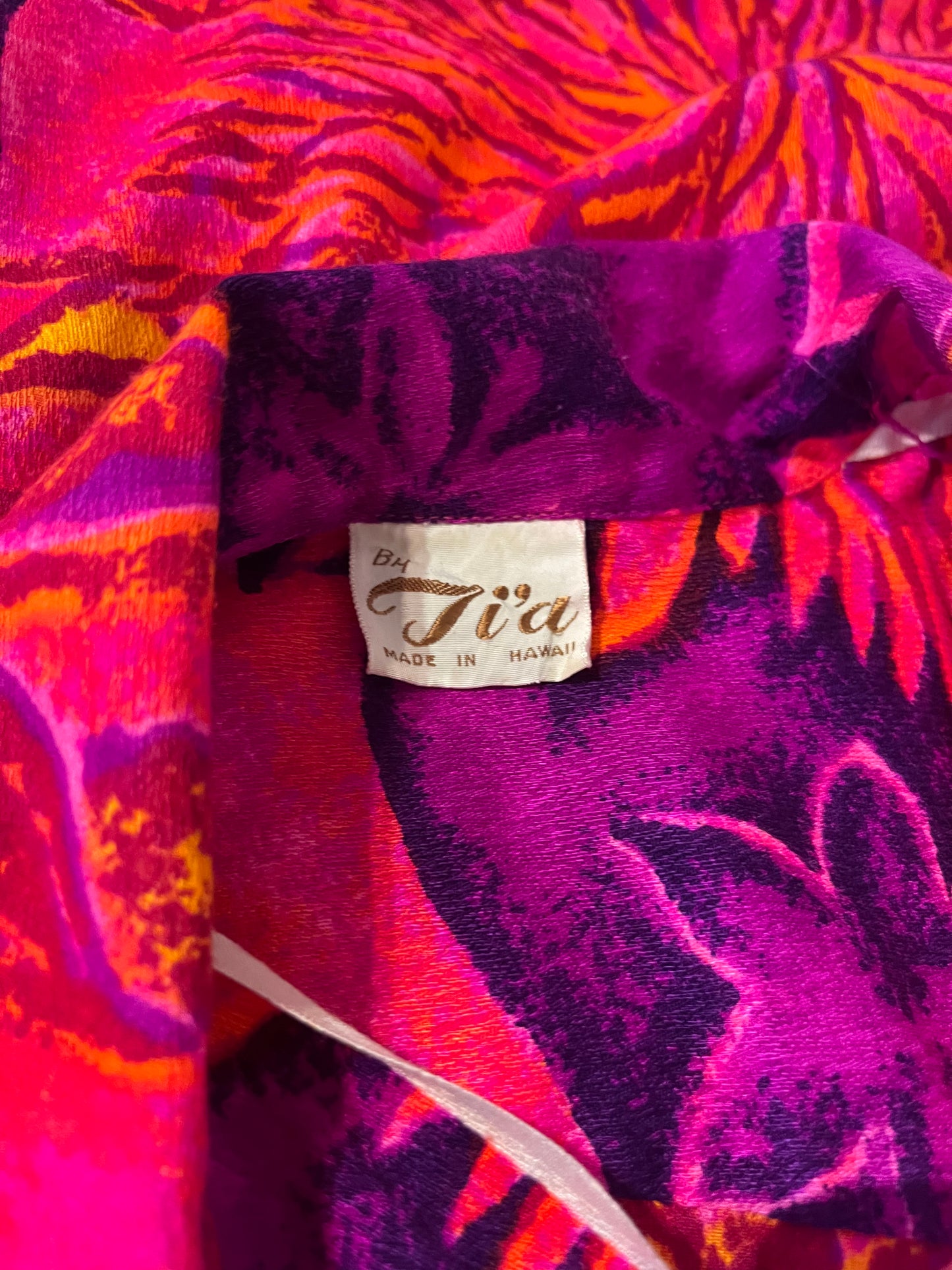 70s 'Tia' Pink Floral Button Up Shirt / Medium