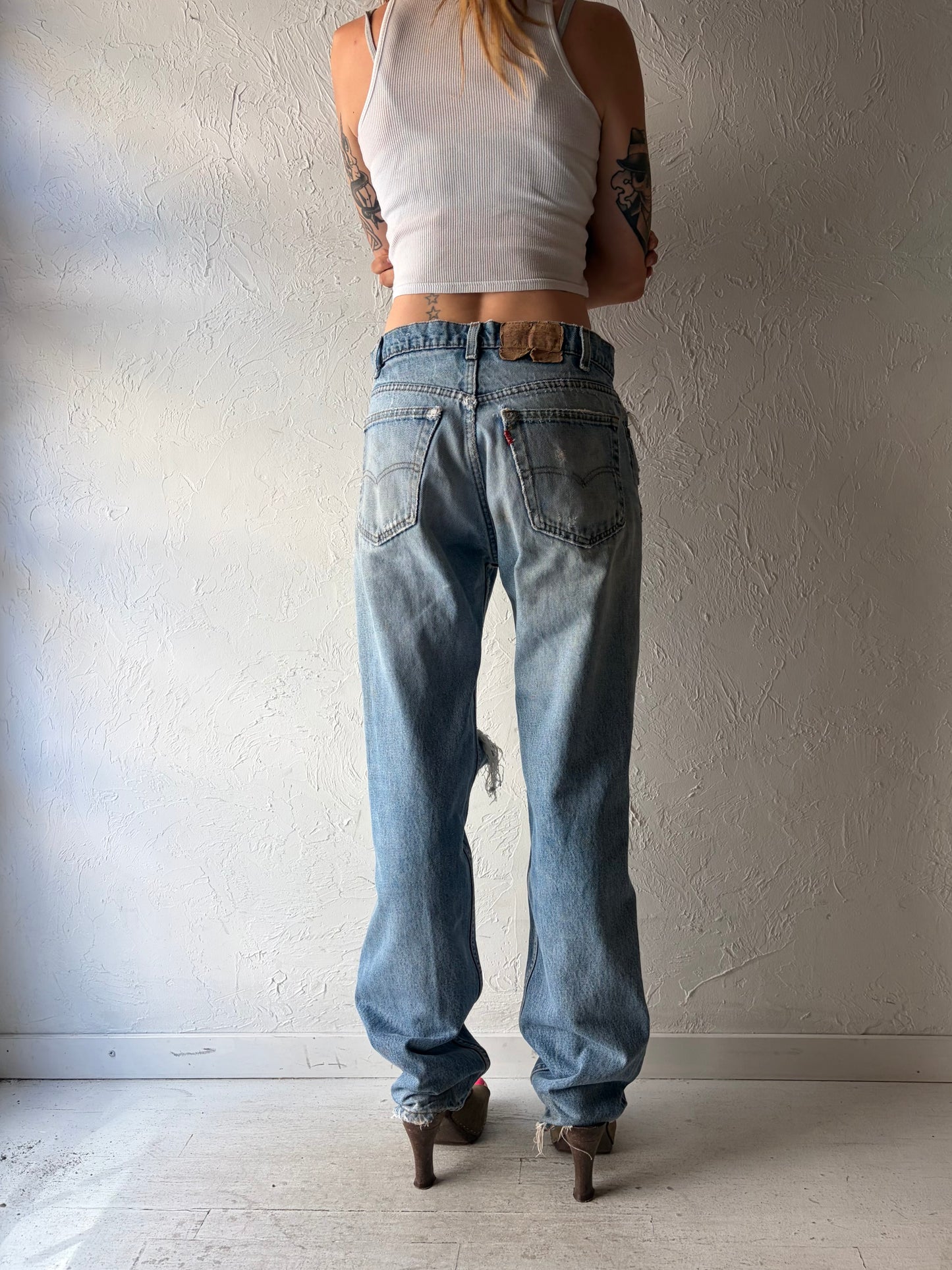 90s 'Levis' 505 Thrashed Jeans / 32
