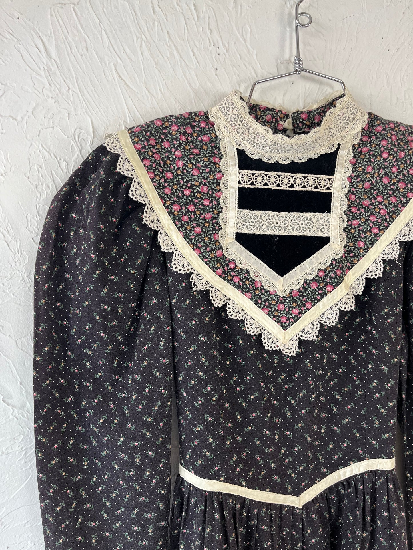 70’s ‘Gunne Sax’ Black Floral Long Sleeve Kids Dress / 7