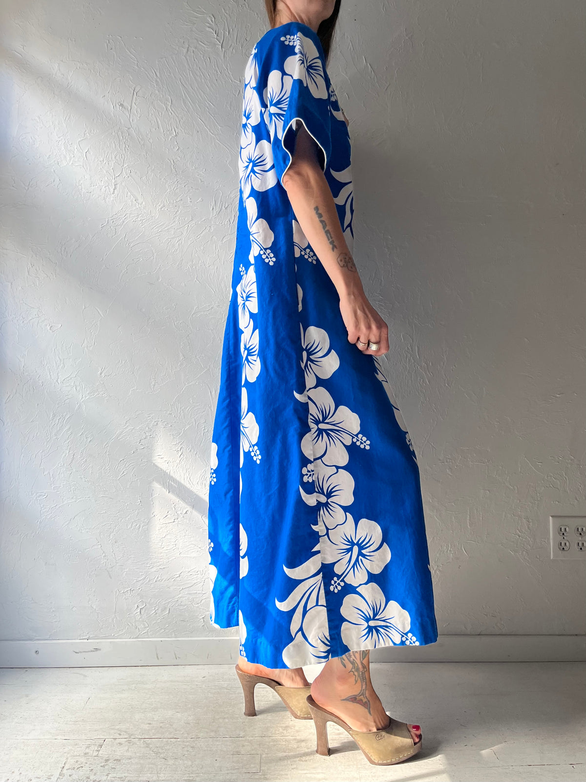 Vintage 70s Hawaiian Blue & White Hibiscus Floral Print Muumuu Tropical Boho Resort Maxi Dress / Large