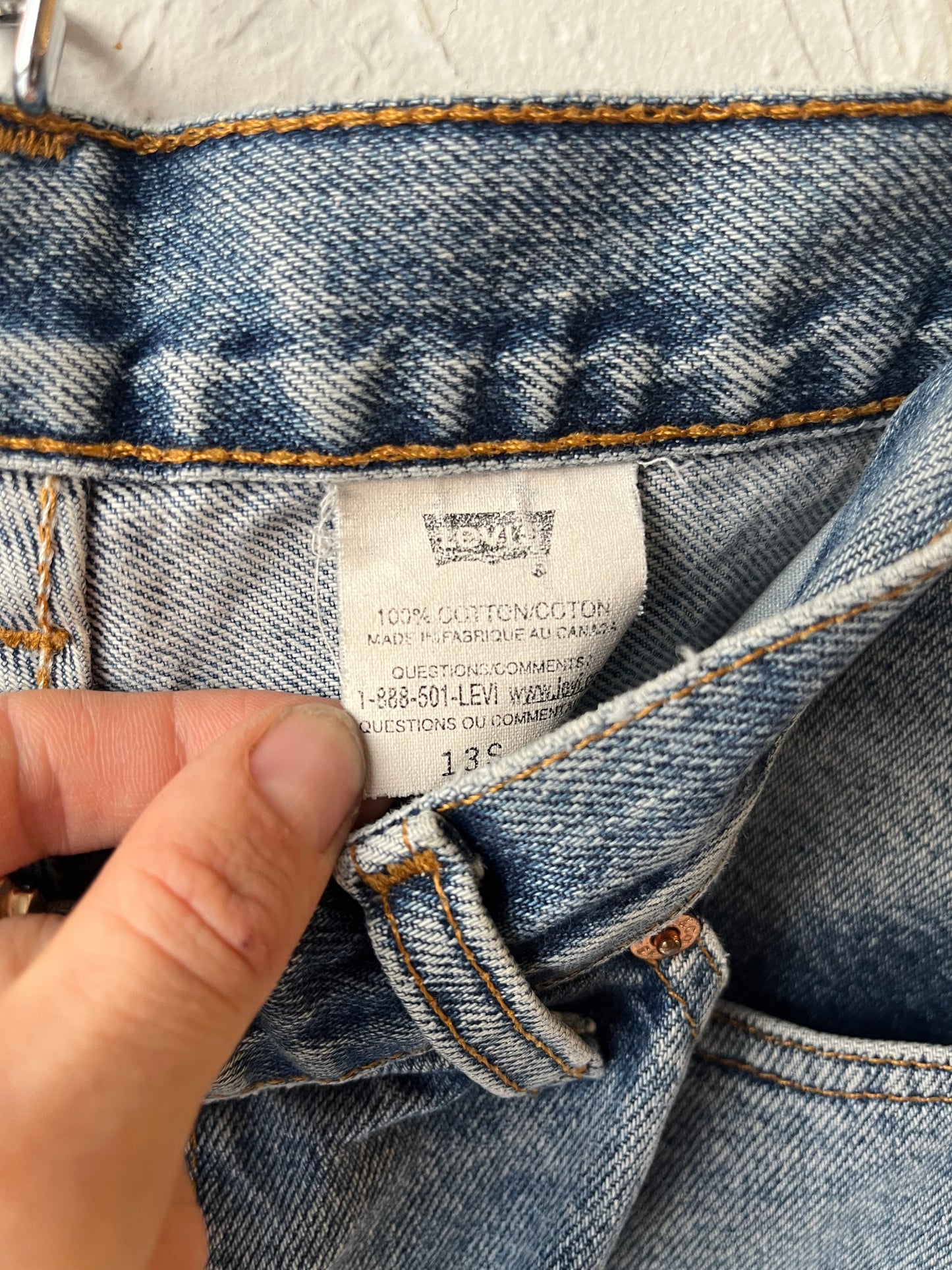90s 'Levis' Light Wash Denim Mid Rise Jeans / Medium