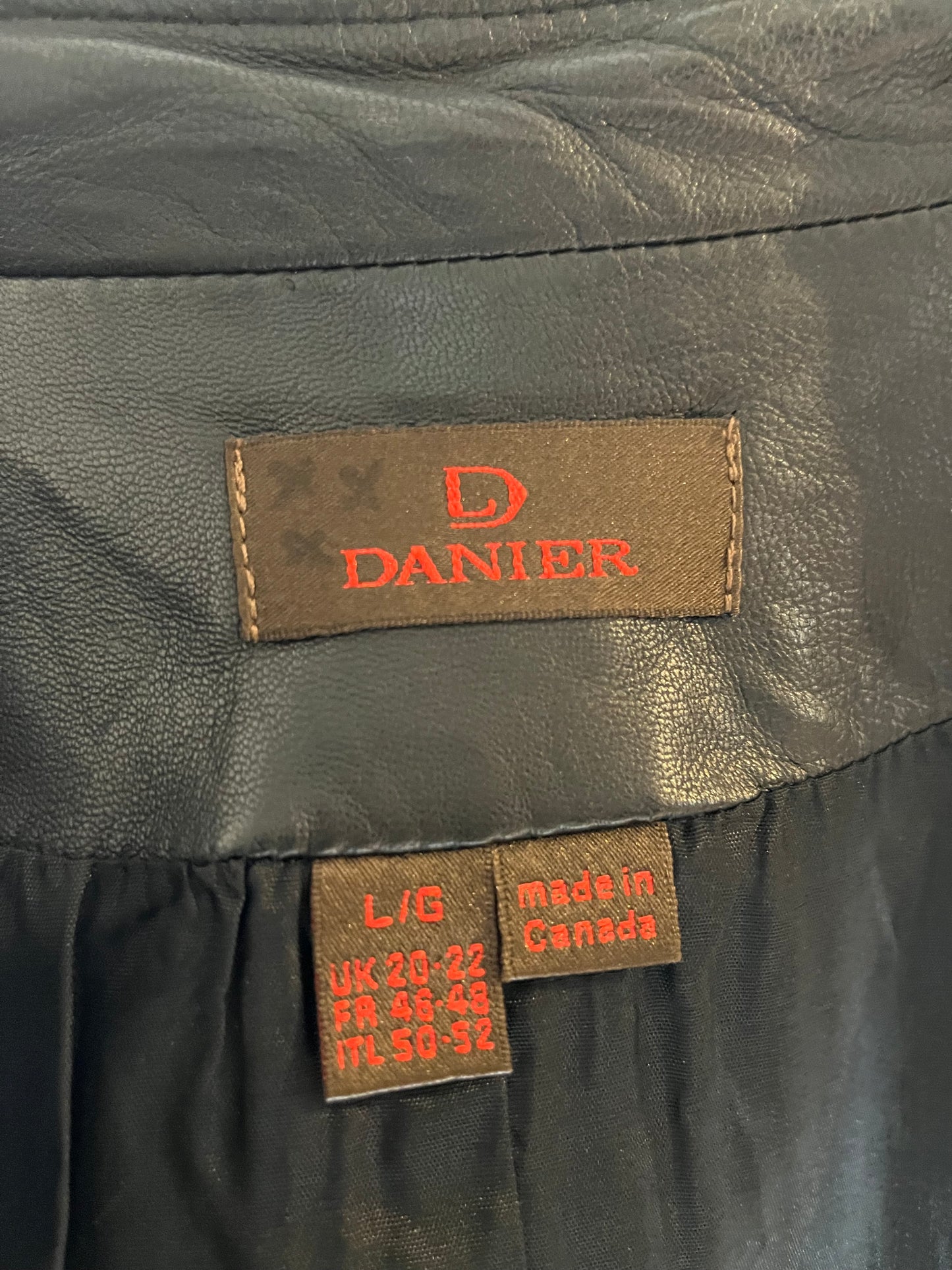 90s ‘Danier’ Black Leather Vest / Large