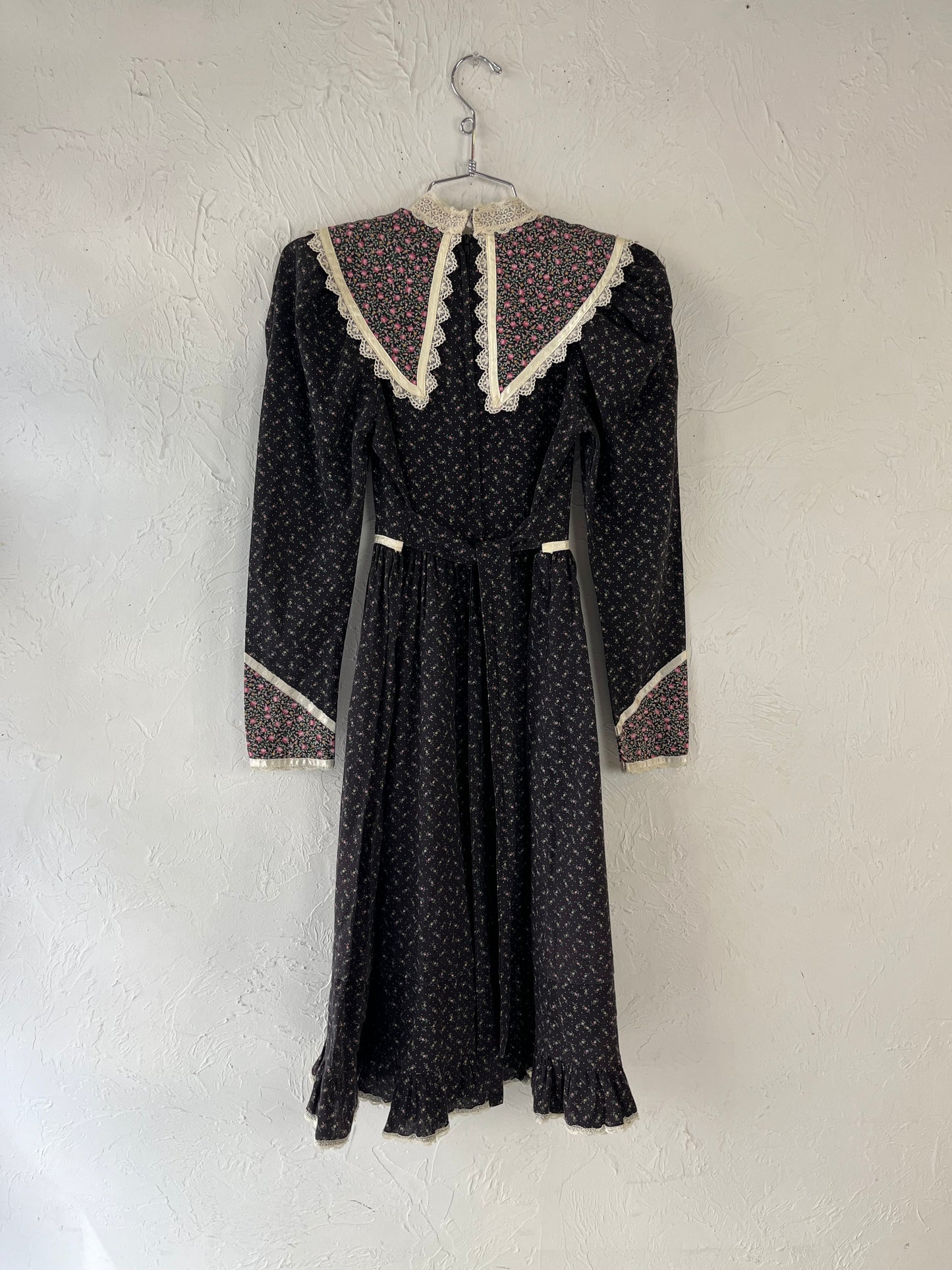 70’s ‘Gunne Sax’ Black Floral Long Sleeve Kids Dress / 7