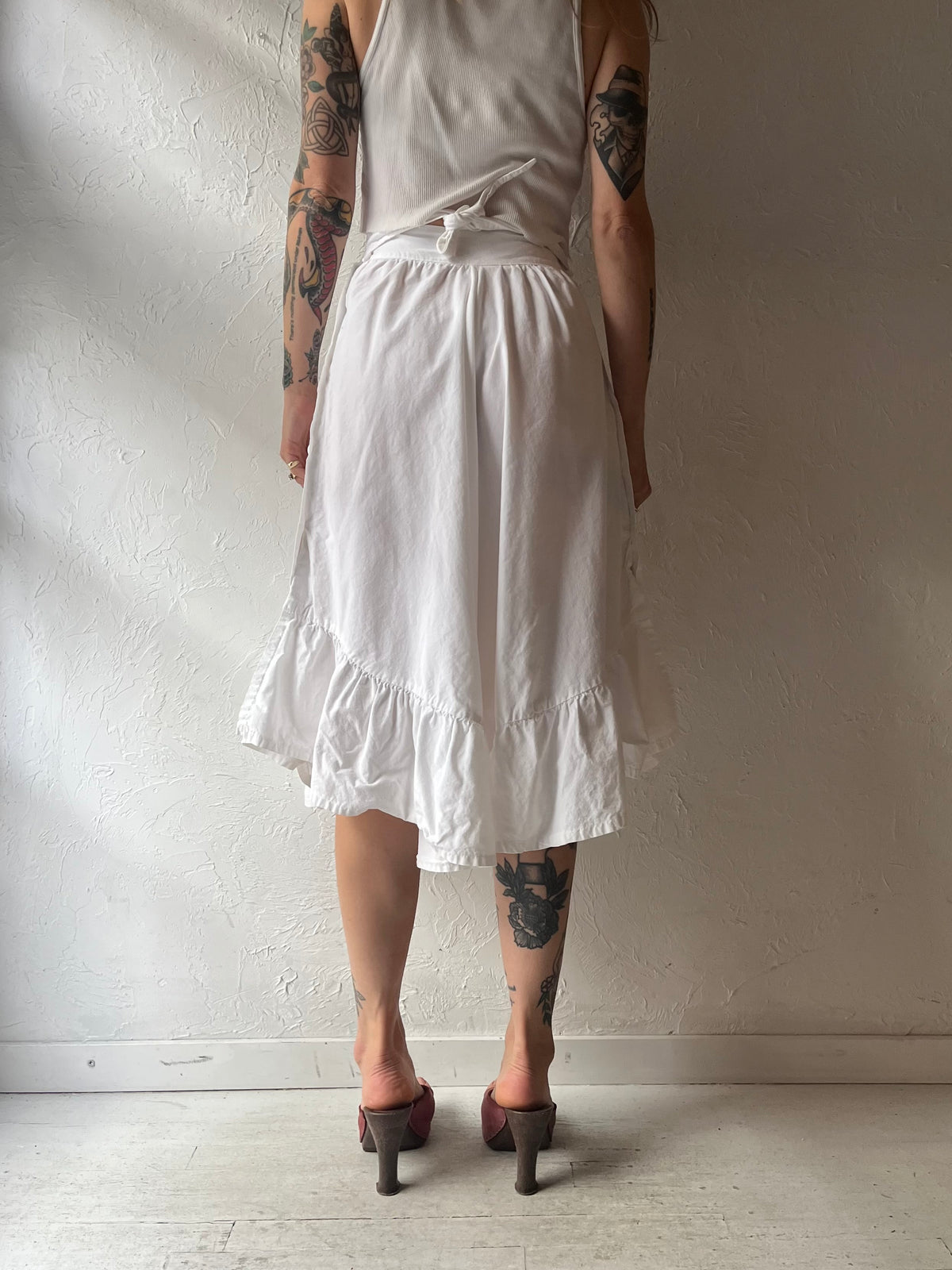 80s 'EnChante' White High Waisted Cottagecore Romantic Culotte Shorts Vintage Wide Leg Ruffle Hem Gaucho Shorts / Small