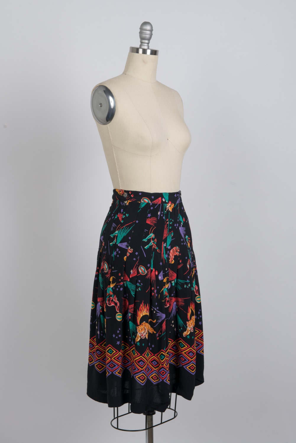 Vintage 1980s kitsch pattern skirt - 80s black pleated floaty skirt - Eighties knee-length multicolour print skirt