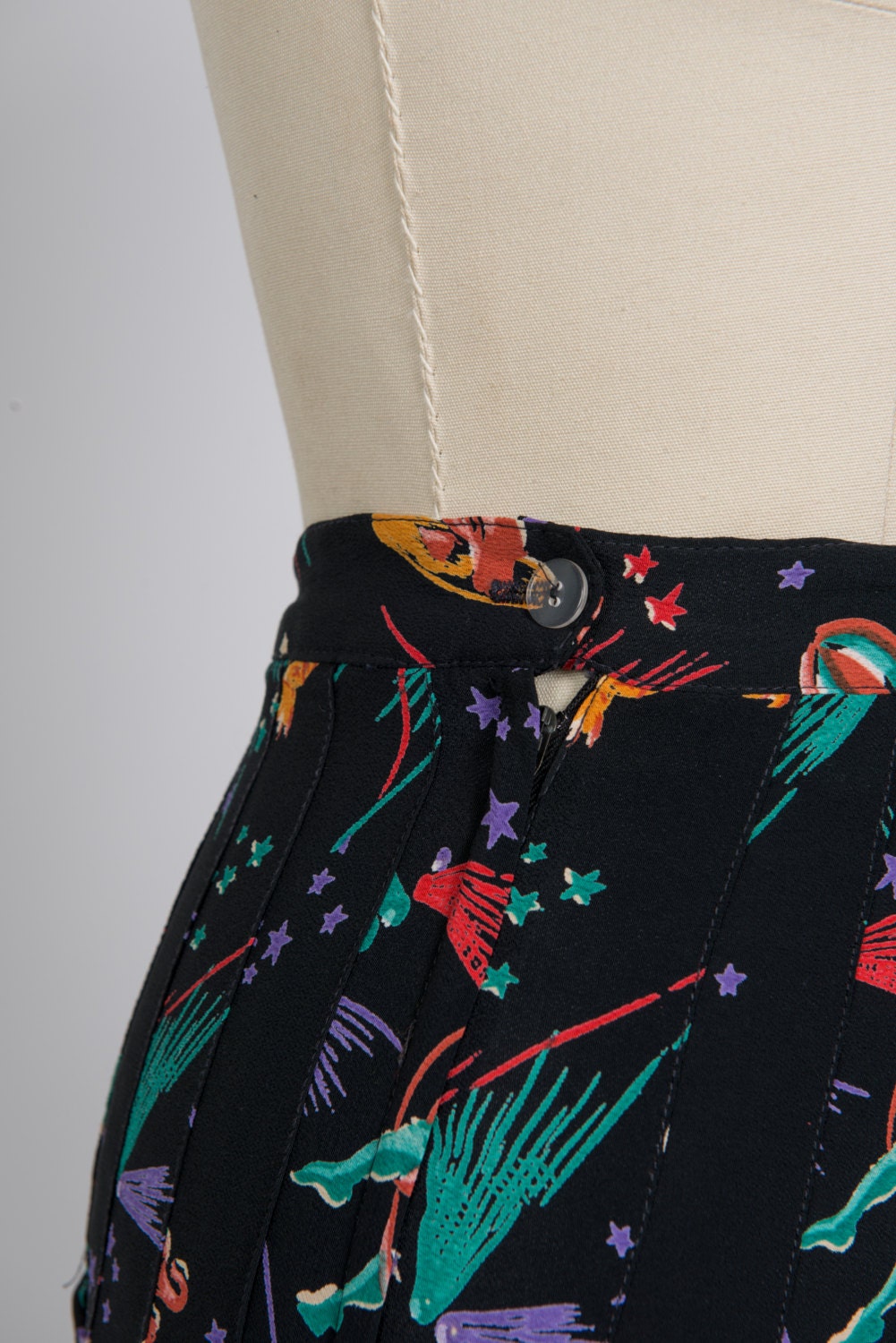 Vintage 1980s kitsch pattern skirt - 80s black pleated floaty skirt - Eighties knee-length multicolour print skirt