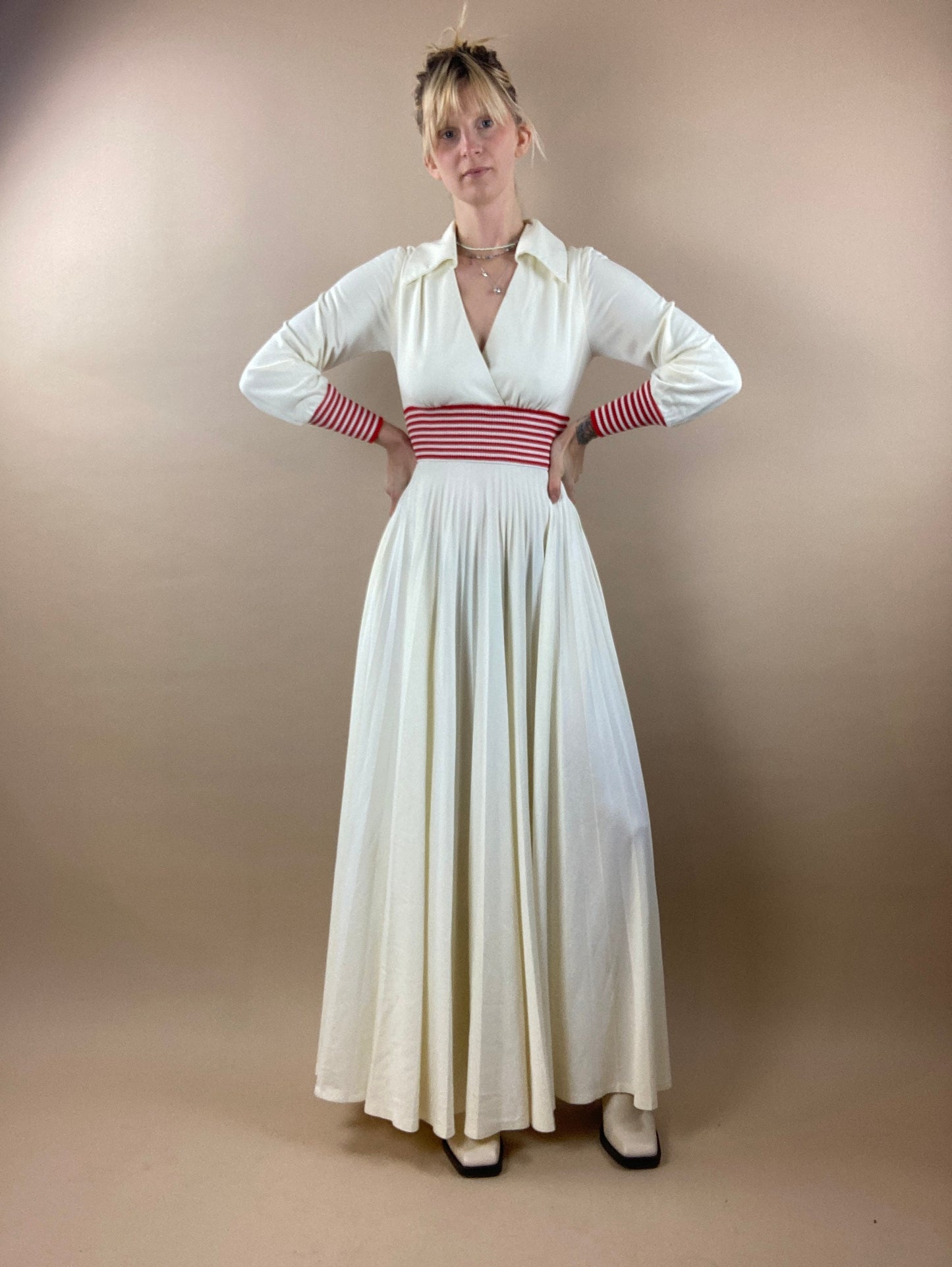 70s White and Red Long V Neck Dress / Vintage Formal Dress / Small