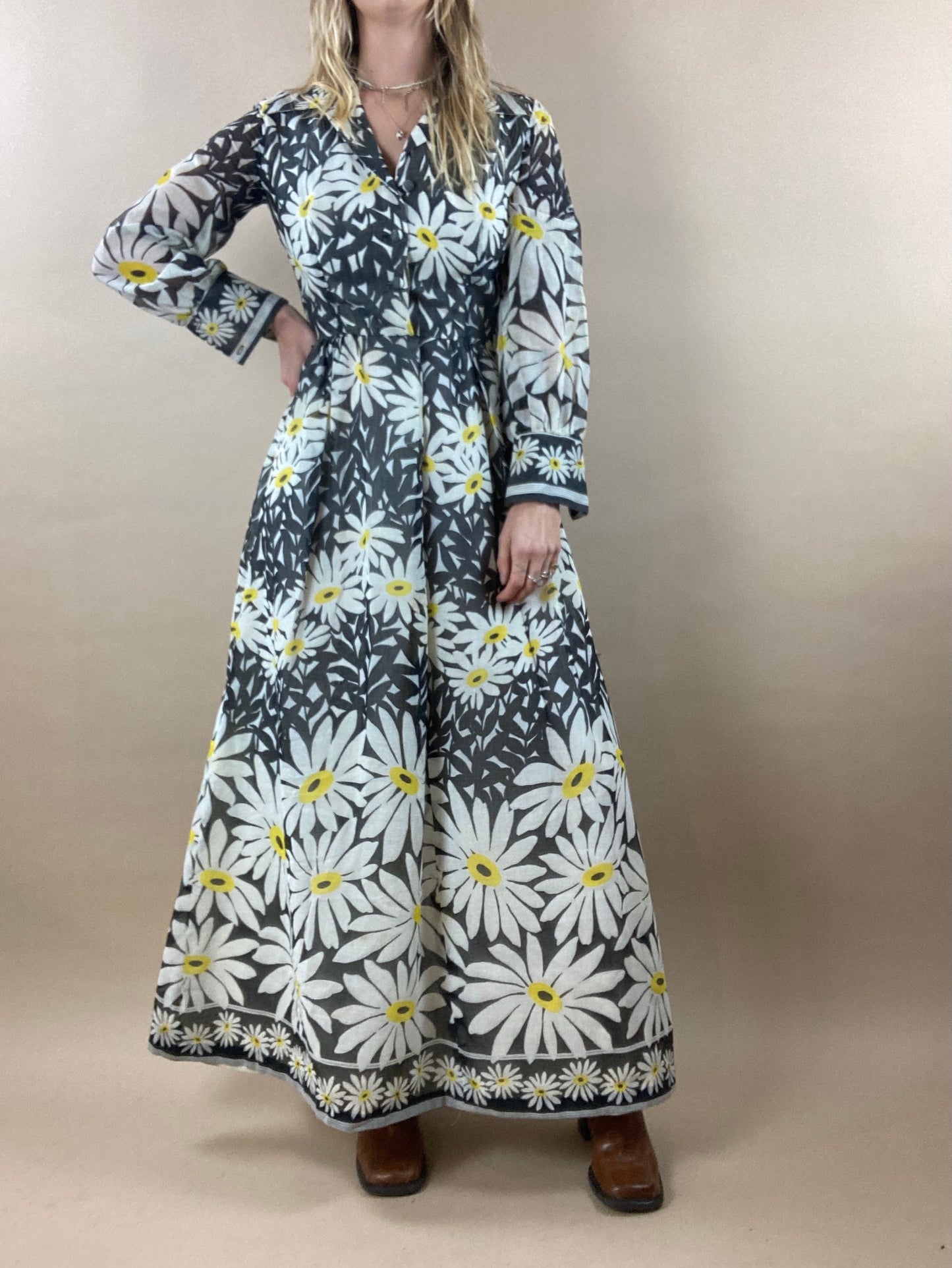 1970s Daisy Print Collared Maxi Dres / Vintage 70s Long Sleeve Hippie Boho Sun Dress / Small