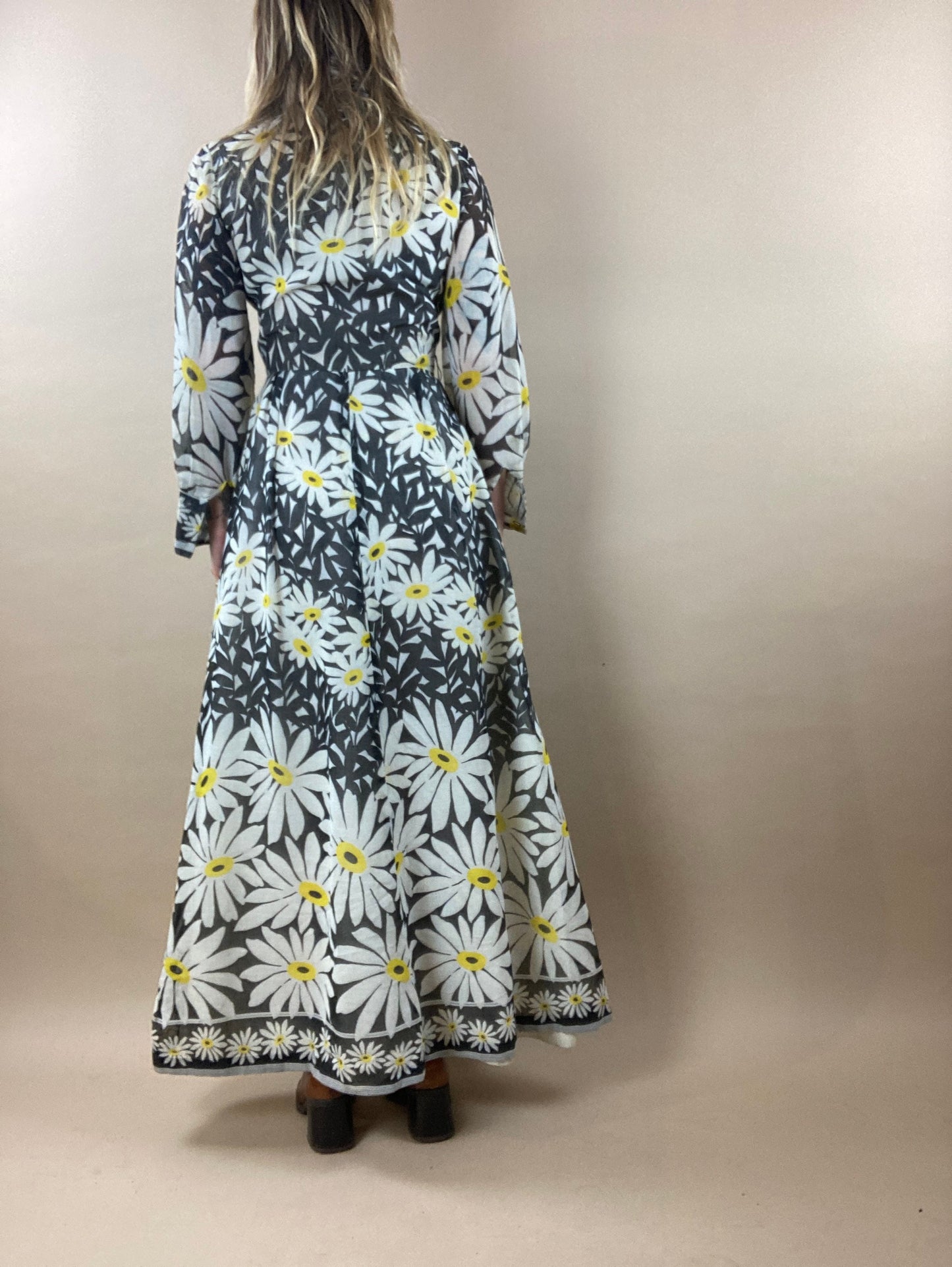 1970s Daisy Print Collared Maxi Dres / Vintage 70s Long Sleeve Hippie Boho Sun Dress / Small