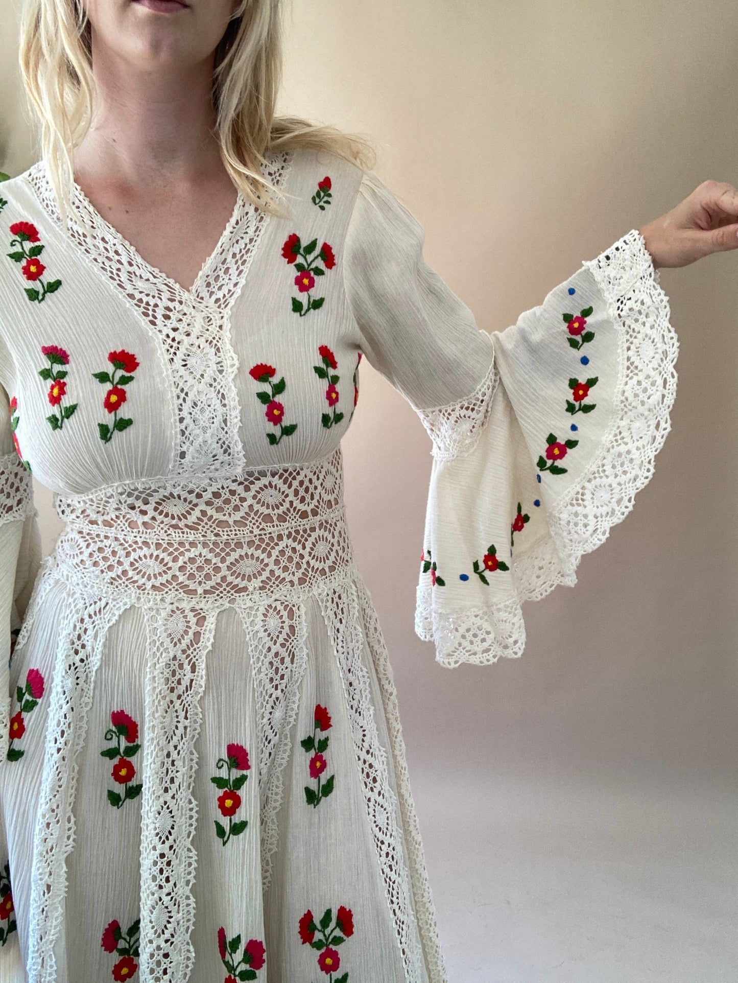70s Vintage Oaxacan Mexican Dress / Floral Embroidery Boho Bell Sleeve Wedding Dress / Small