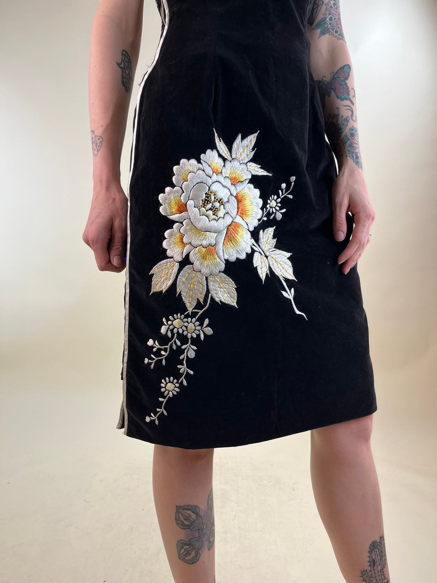 1950s Black Velvet Embroidered Cheongsam / Made in Japan / Small