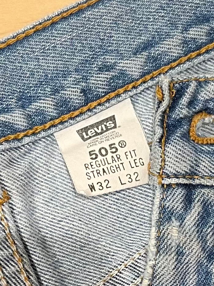Y2K 'Levis' 505 Medium Wash Jeans / 30"