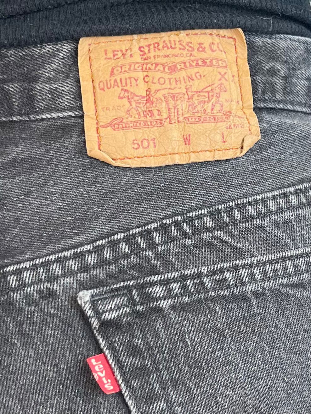 Vintage 'Levis' 501 Dark Wash Jeans / 32"